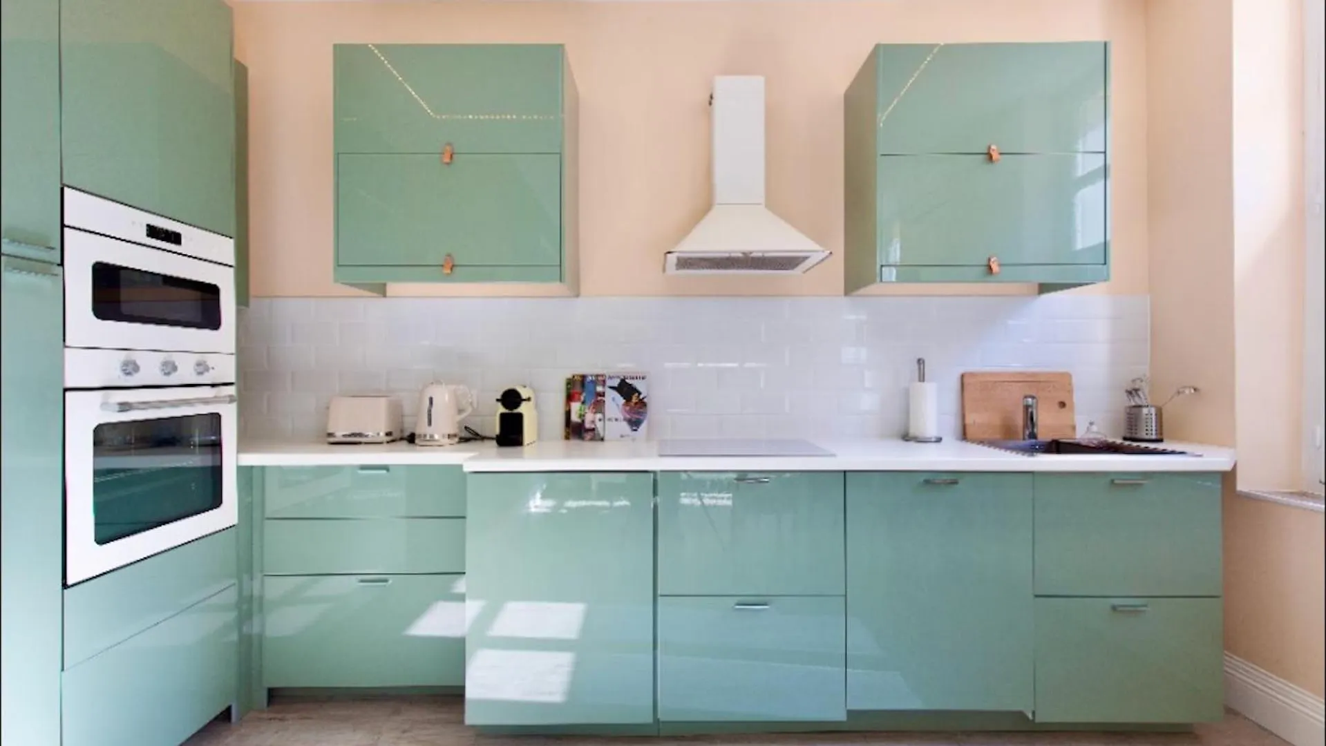 Beach Hut * Green Oasis With Private Patio 10 Min To Palais & Beaches * Pet Friendly Cannes 0*,  Fransa