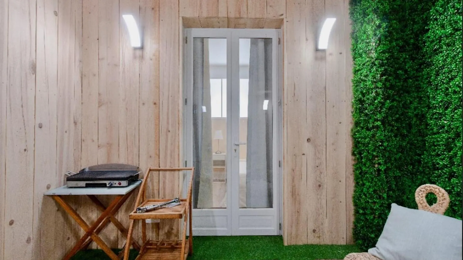 Beach Hut * Green Oasis With Private Patio 10 Min To Palais & Beaches * Pet Friendly 칸느 아파트